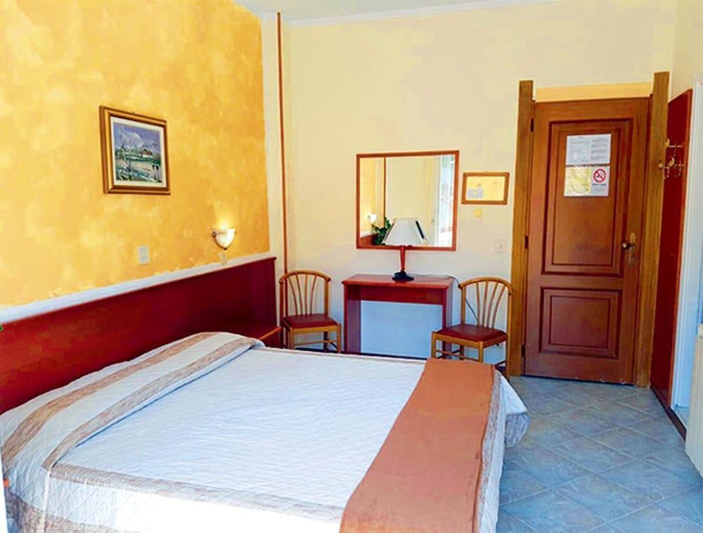 Hotel Capri Диано-Марина Экстерьер фото