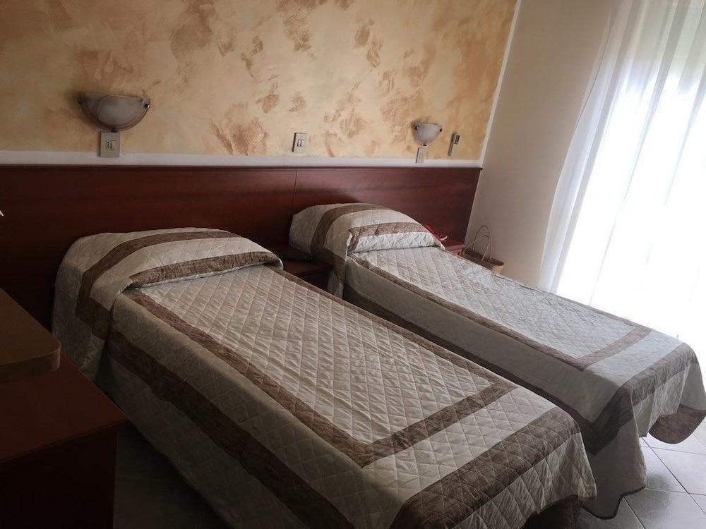 Hotel Capri Диано-Марина Экстерьер фото
