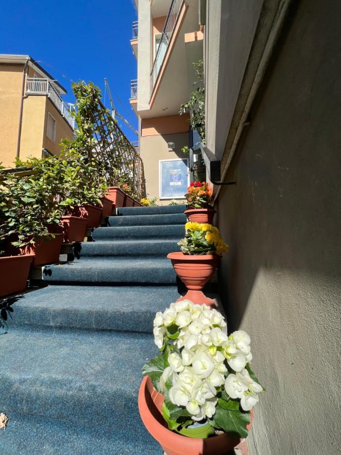 Hotel Capri Диано-Марина Экстерьер фото