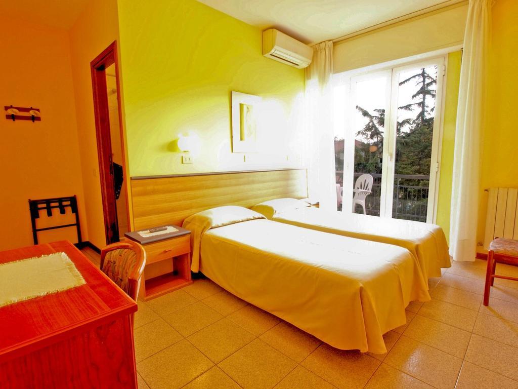Hotel Capri Диано-Марина Экстерьер фото
